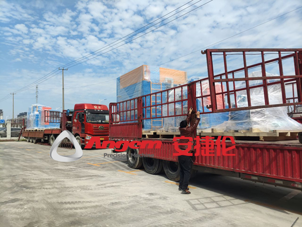 喜訊！順利向浙江客戶發(fā)了5臺(tái)智能自動(dòng)化噴涂機(jī)縮徑設(shè)備